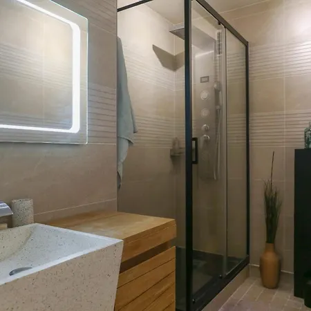 Lejlighed Spacious 102 M In 15th